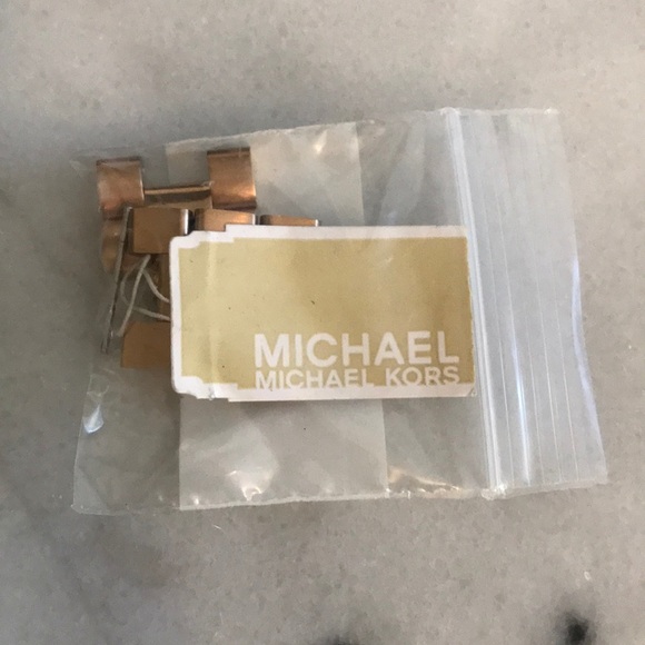 Michael Kors Rose Gold Watch - Picture 4 of 5